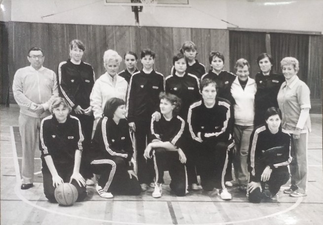 Елена Чаусова (нижний ряд, первая справа) в составе Сборной СССР на Чемпионате Европы 1980 г.